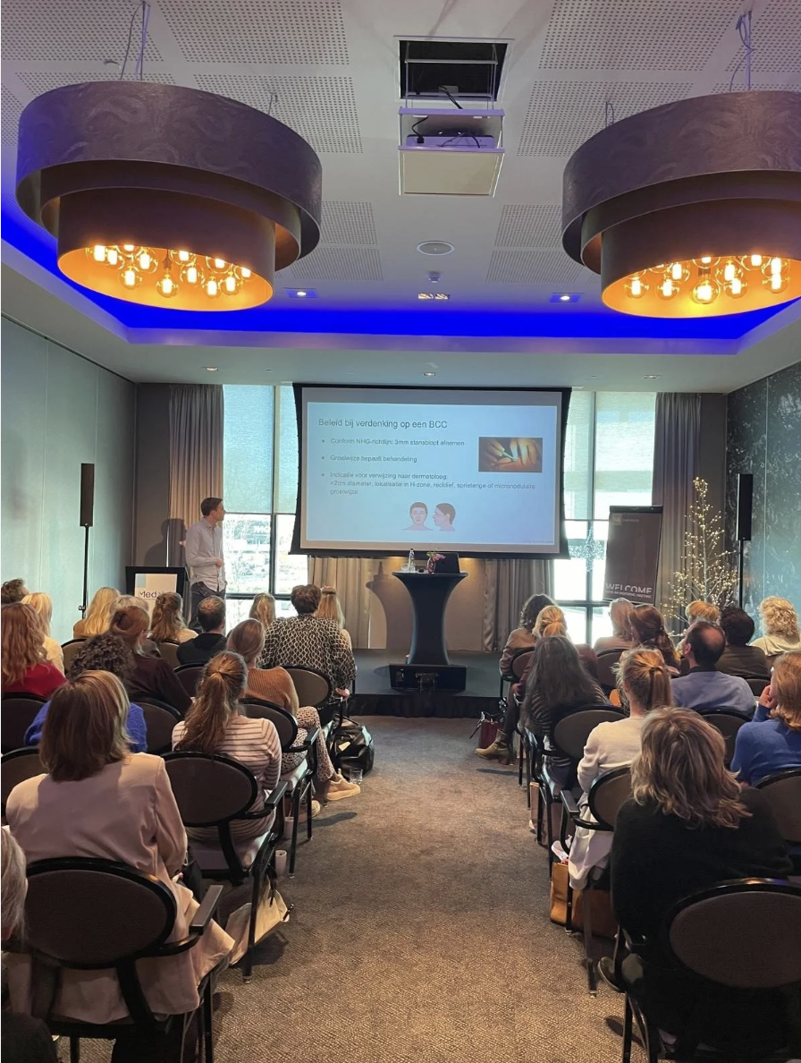 Kleinschalige medische nascholing met deelnemers in een conferentieruimte